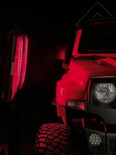 Jeep no box do estúdio sob as lâmpadas infravermelhas de cura