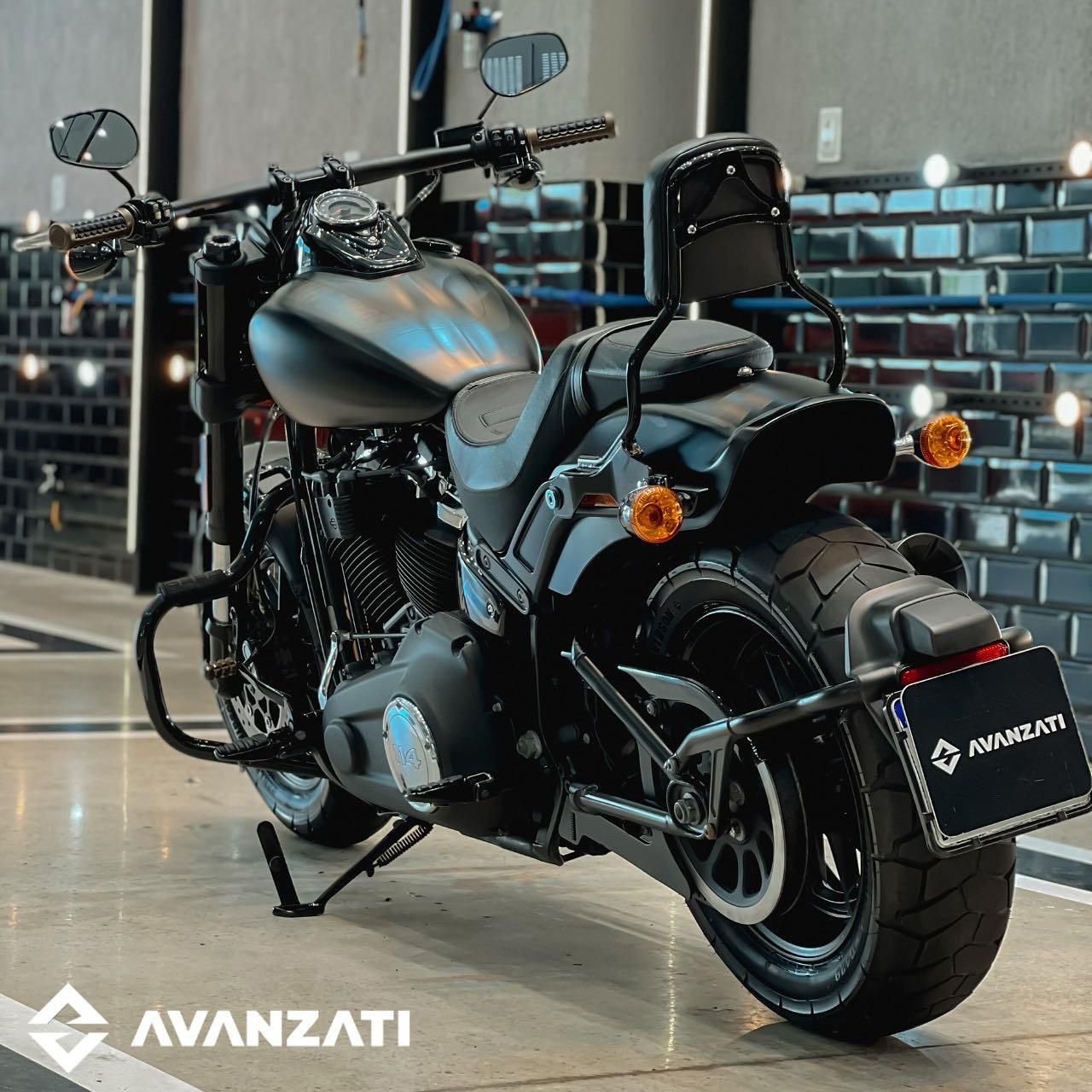 Harley-Davidson preta no estúdio da Avanzati, com placa Avanzati
