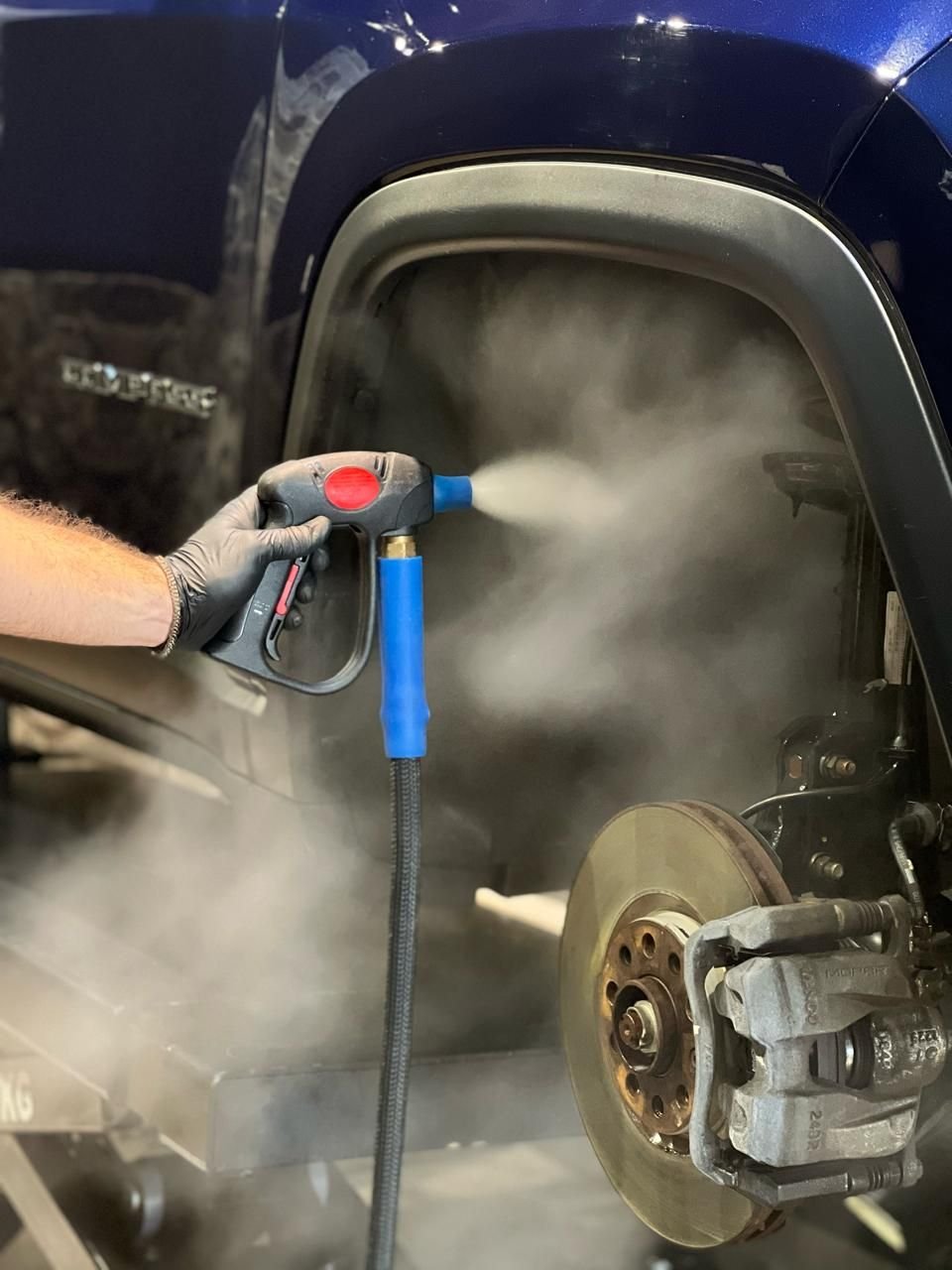 Limpeza com vapor na caixa de roda e na pinça de freio, com a roda removida